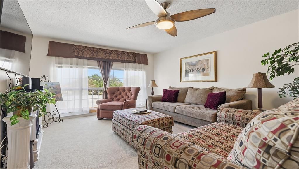 For Rent: $2,000 (2 beds, 1 baths, 930 Square Feet)
