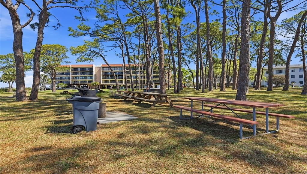 For Rent: $2,000 (2 beds, 1 baths, 930 Square Feet)