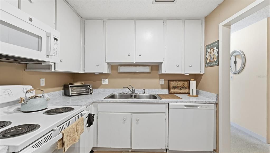 For Rent: $2,000 (2 beds, 1 baths, 930 Square Feet)