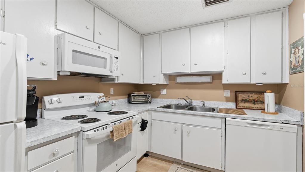For Rent: $2,000 (2 beds, 1 baths, 930 Square Feet)