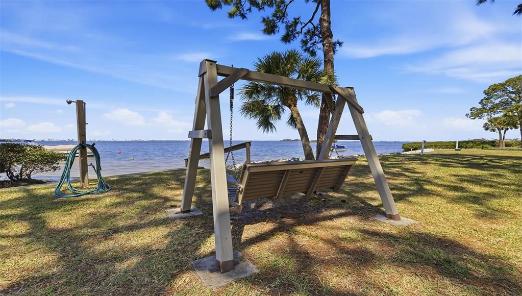 For Rent: $2,000 (2 beds, 1 baths, 930 Square Feet)