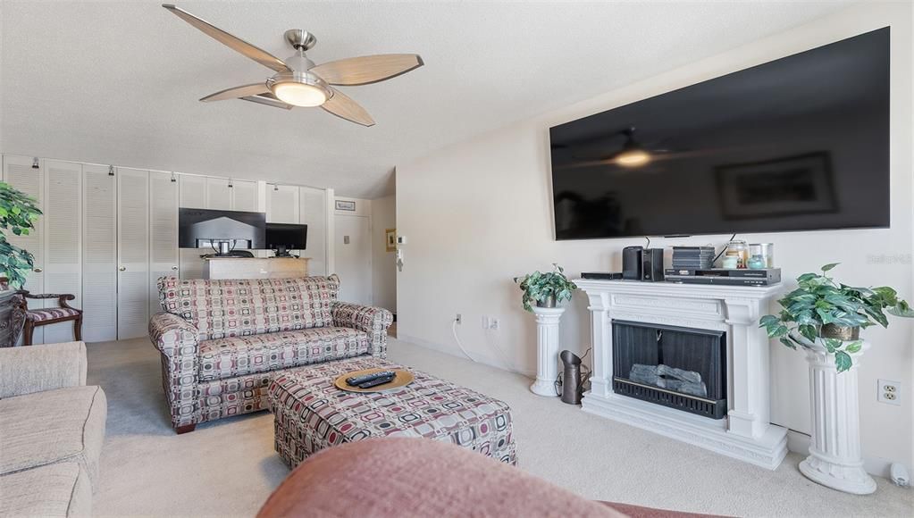 For Rent: $2,000 (2 beds, 1 baths, 930 Square Feet)