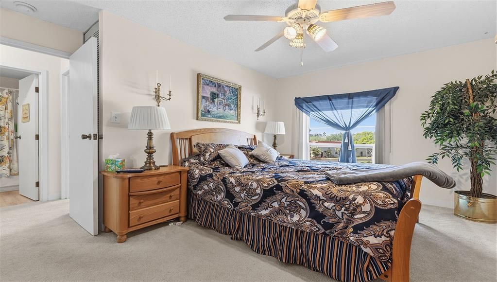 For Rent: $2,000 (2 beds, 1 baths, 930 Square Feet)