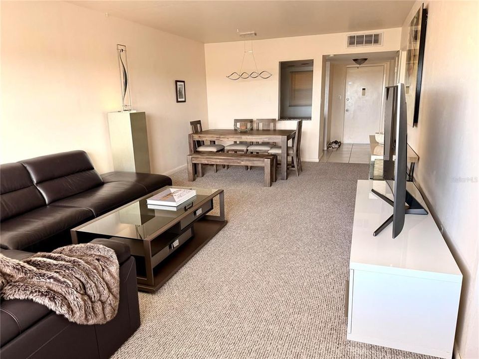 For Sale: $74,900 (1 beds, 1 baths, 833 Square Feet)