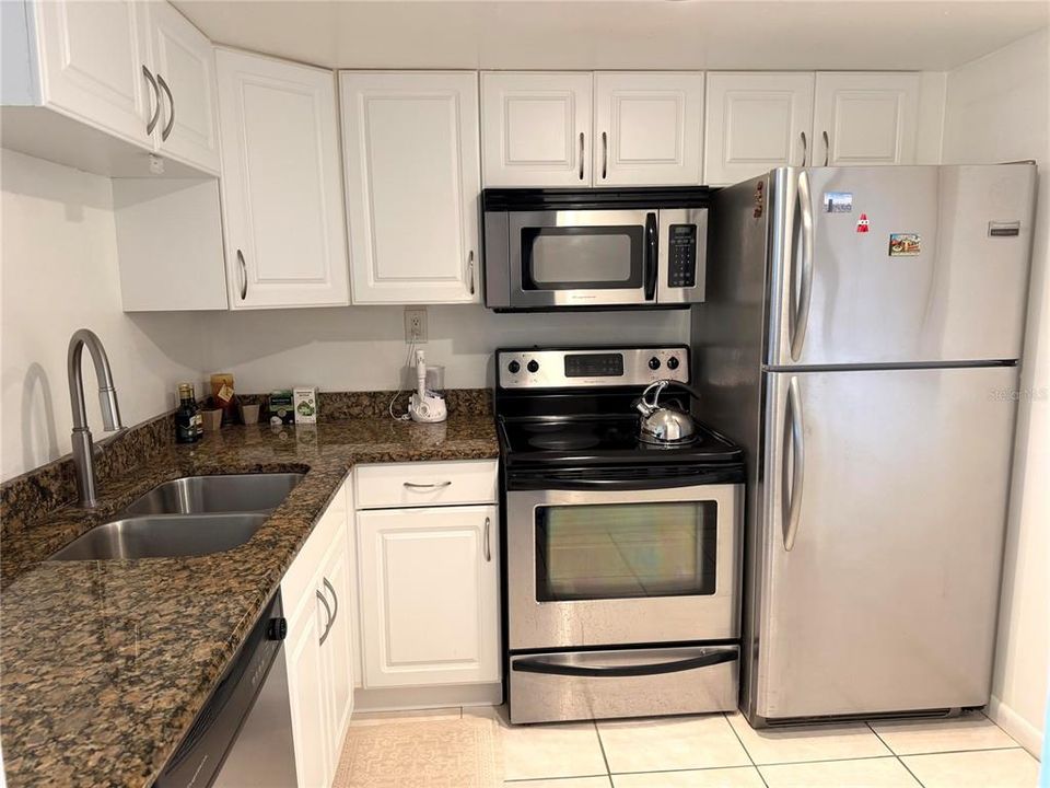 For Sale: $74,900 (1 beds, 1 baths, 833 Square Feet)