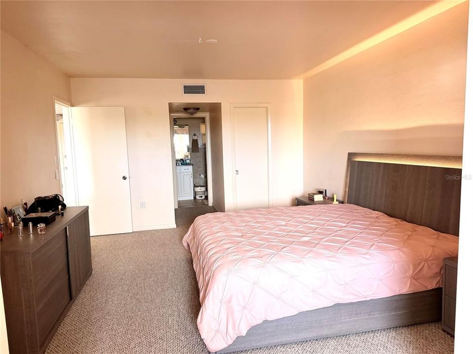 For Sale: $74,900 (1 beds, 1 baths, 833 Square Feet)