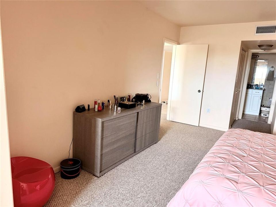 For Sale: $74,900 (1 beds, 1 baths, 833 Square Feet)