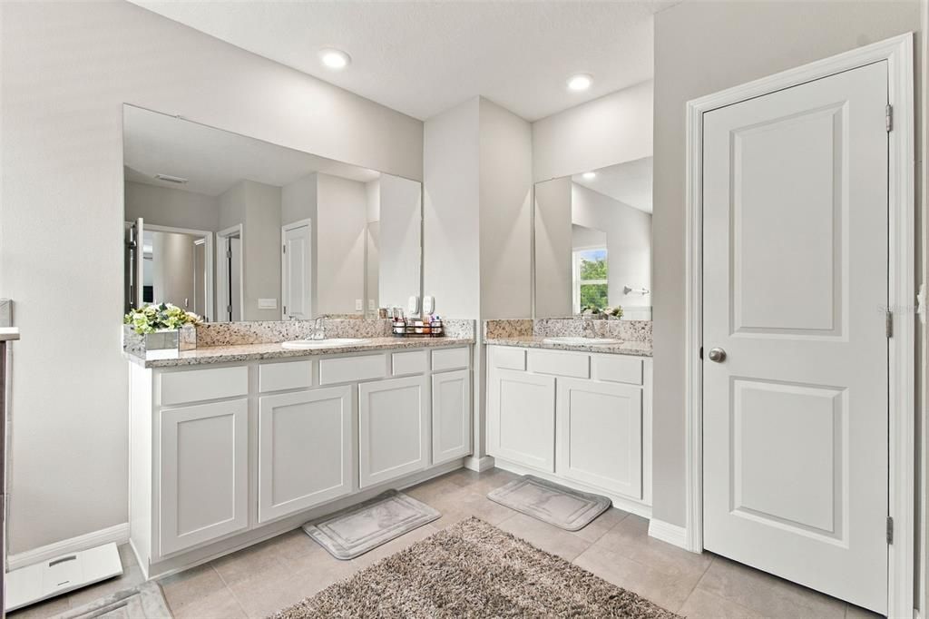 For Sale: $850,000 (5 beds, 4 baths, 3975 Square Feet)