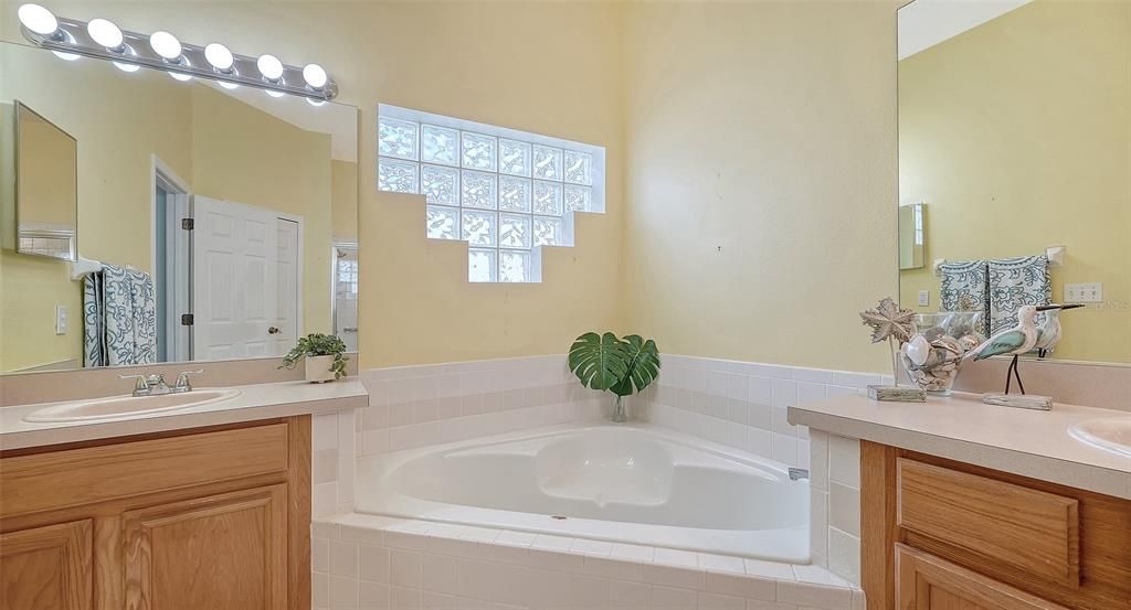 For Sale: $525,000 (3 beds, 2 baths, 2039 Square Feet)