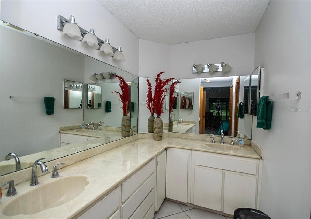 For Sale: $299,500 (3 beds, 2 baths, 1648 Square Feet)