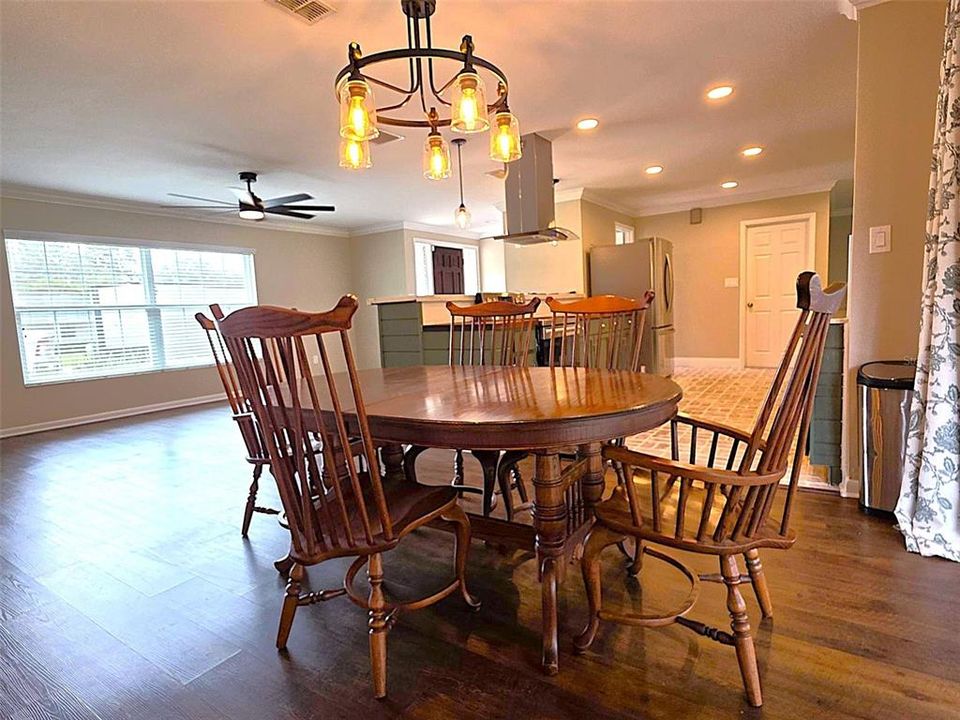 For Sale: $375,000 (3 beds, 2 baths, 1748 Square Feet)