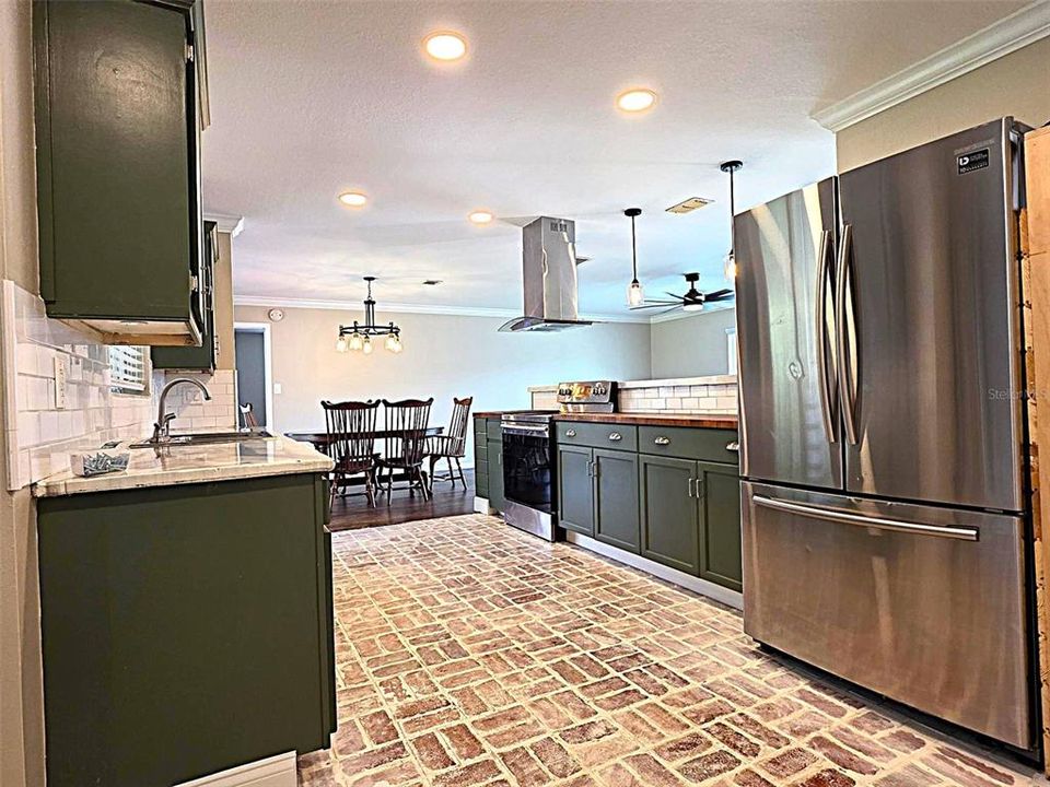 For Sale: $375,000 (3 beds, 2 baths, 1748 Square Feet)