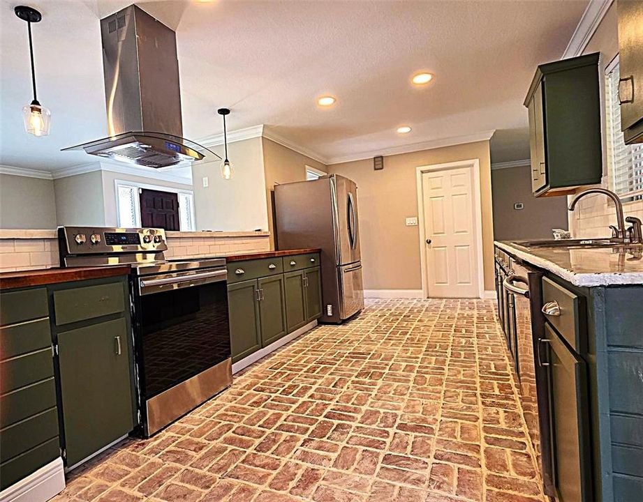For Sale: $375,000 (3 beds, 2 baths, 1748 Square Feet)