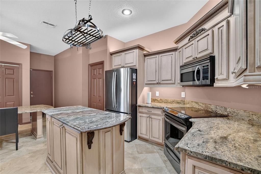 For Sale: $229,900 (2 beds, 2 baths, 1435 Square Feet)