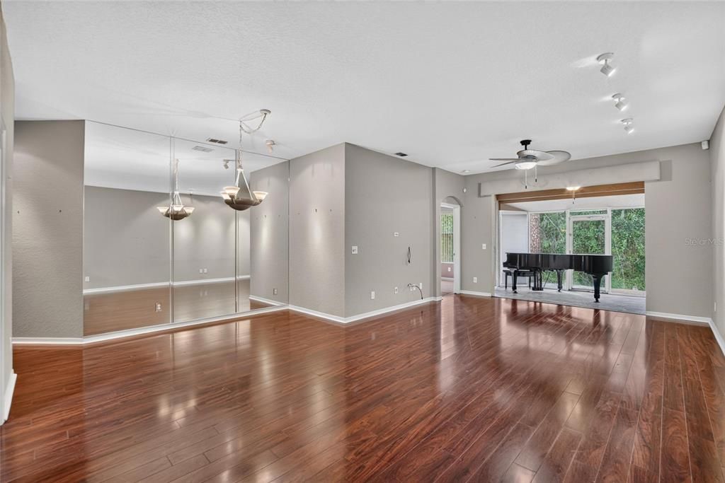 For Sale: $229,900 (2 beds, 2 baths, 1435 Square Feet)