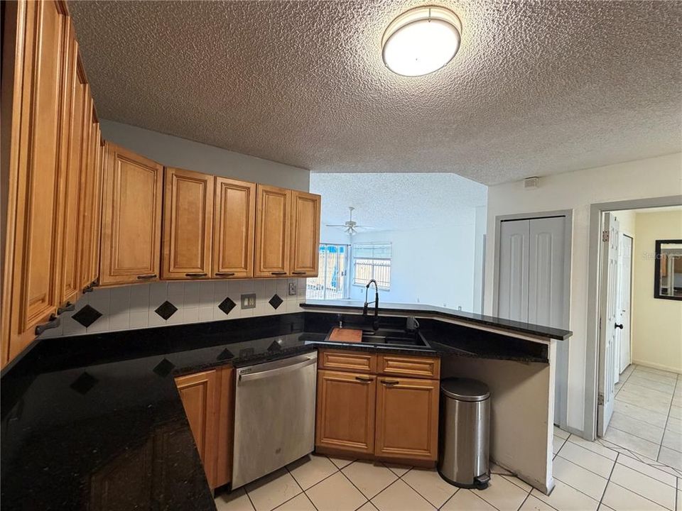 На продажу: $285,000 (3 спален, 2 ванн, 1208 Квадратных фут)