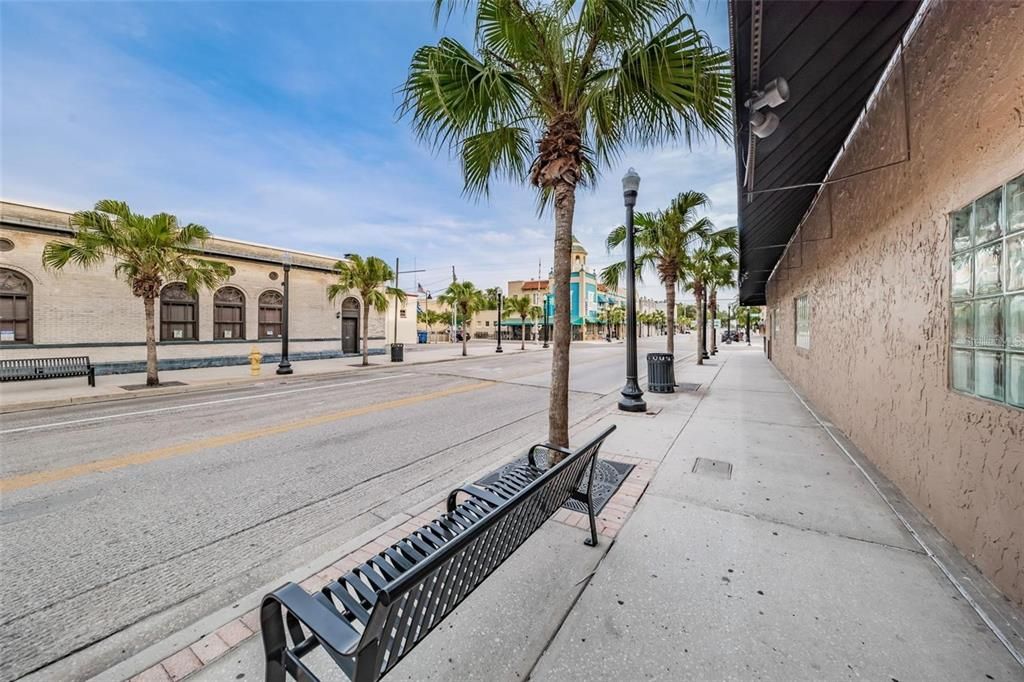 For Sale: $249,900 (2 beds, 1 baths, 960 Square Feet)
