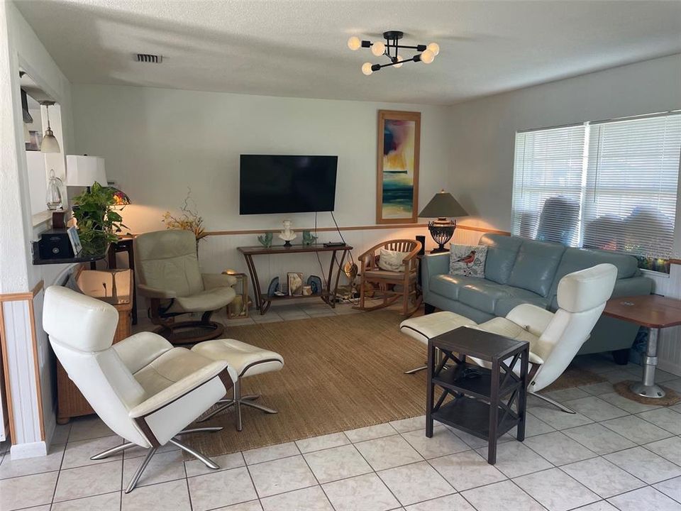 For Sale: $425,000 (2 beds, 2 baths, 1016 Square Feet)
