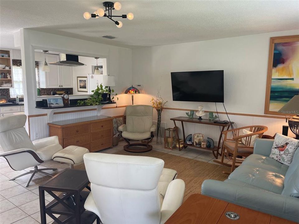 For Sale: $425,000 (2 beds, 2 baths, 1016 Square Feet)