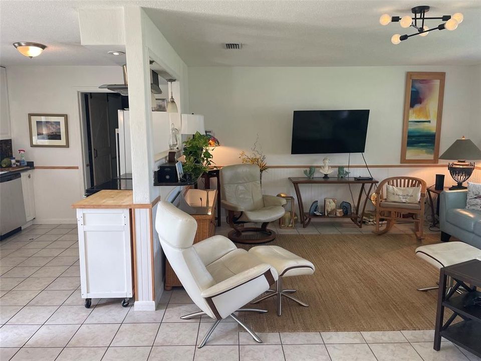 For Sale: $425,000 (2 beds, 2 baths, 1016 Square Feet)
