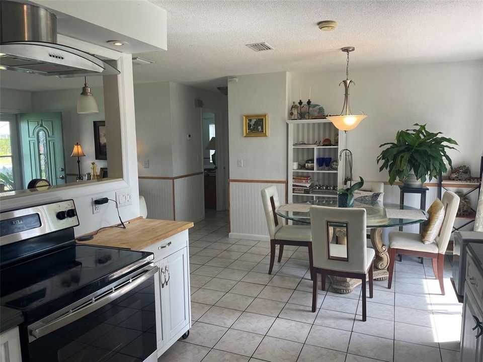 For Sale: $425,000 (2 beds, 2 baths, 1016 Square Feet)