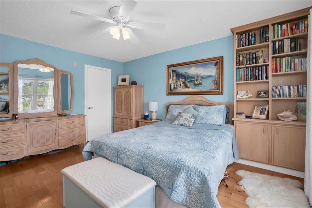 For Sale: $190,000 (2 beds, 2 baths, 1060 Square Feet)