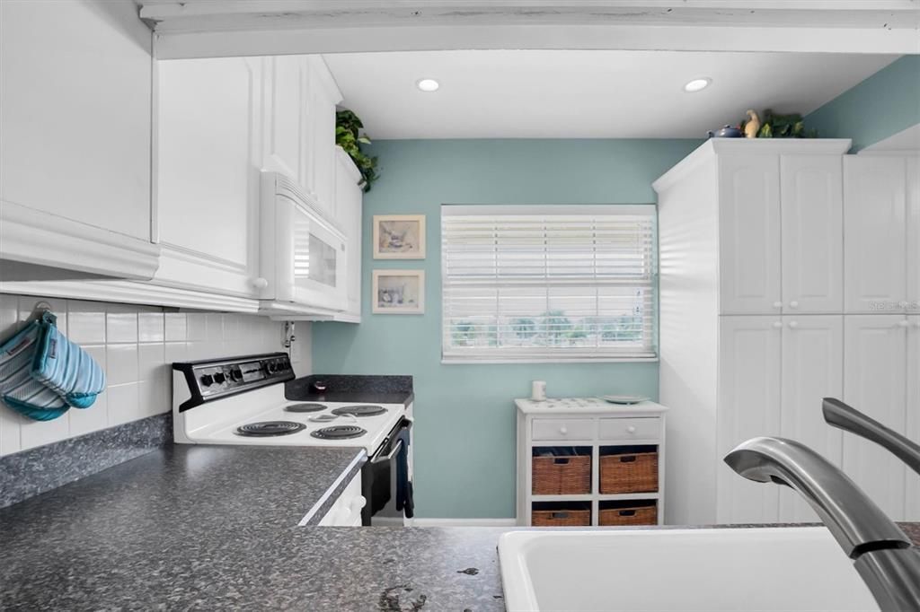 For Sale: $190,000 (2 beds, 2 baths, 1060 Square Feet)