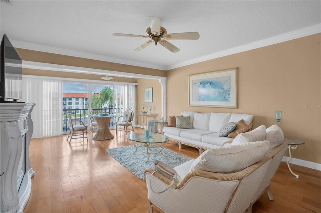 For Sale: $190,000 (2 beds, 2 baths, 1060 Square Feet)