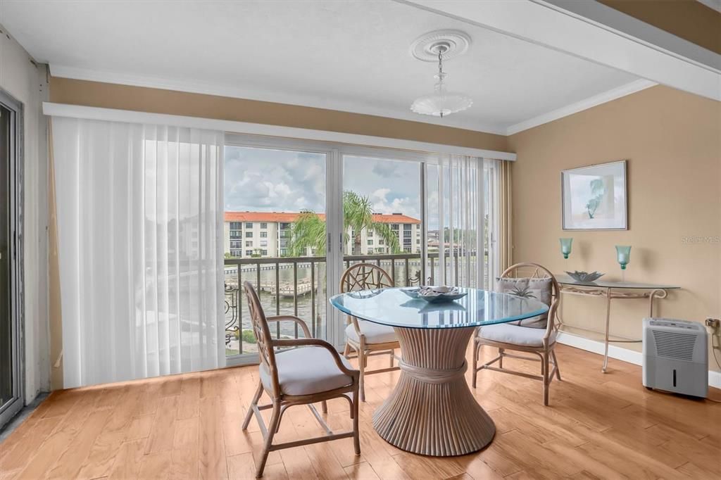 For Sale: $190,000 (2 beds, 2 baths, 1060 Square Feet)