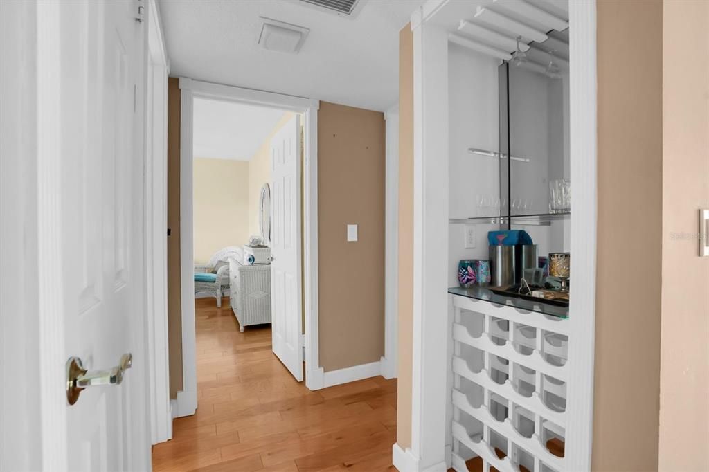 For Sale: $190,000 (2 beds, 2 baths, 1060 Square Feet)