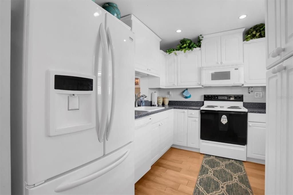 For Sale: $190,000 (2 beds, 2 baths, 1060 Square Feet)