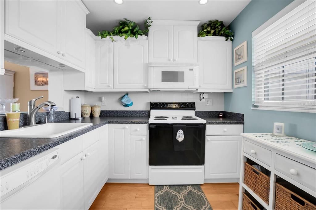 For Sale: $190,000 (2 beds, 2 baths, 1060 Square Feet)