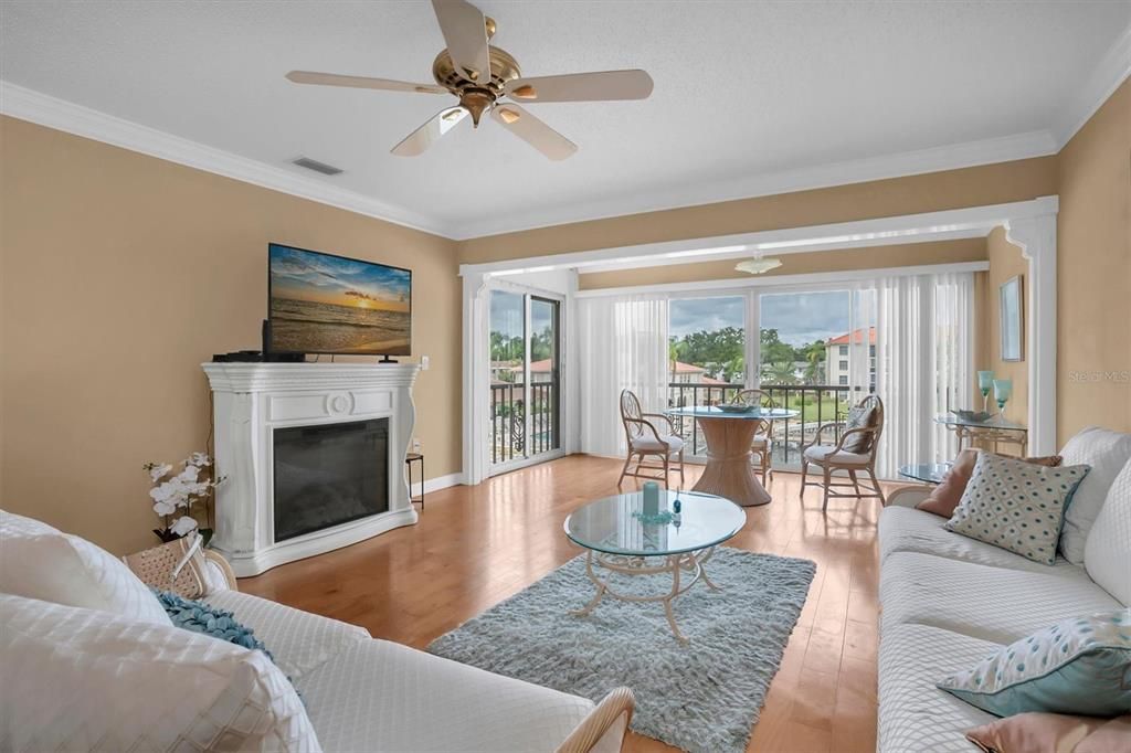 For Sale: $190,000 (2 beds, 2 baths, 1060 Square Feet)