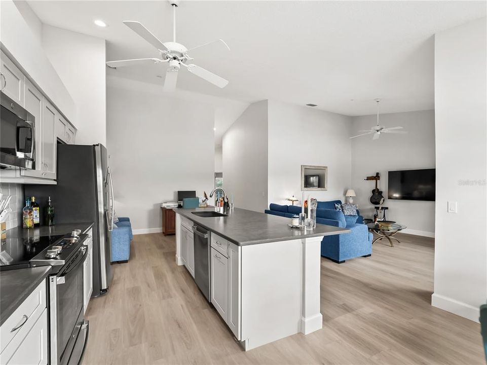For Sale: $339,900 (2 beds, 2 baths, 1210 Square Feet)