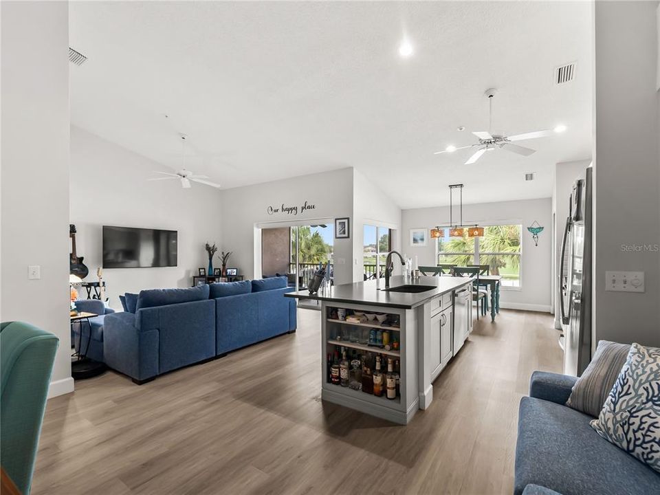 For Sale: $339,900 (2 beds, 2 baths, 1210 Square Feet)
