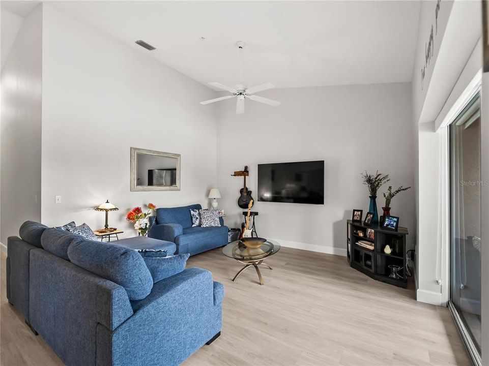 For Sale: $339,900 (2 beds, 2 baths, 1210 Square Feet)