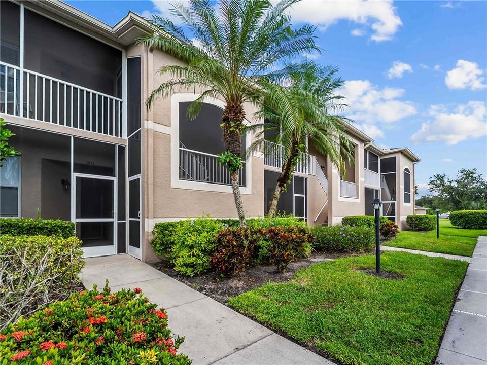 For Sale: $339,900 (2 beds, 2 baths, 1210 Square Feet)