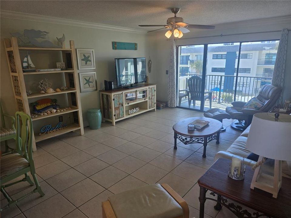 For Sale: $235,000 (2 beds, 2 baths, 1087 Square Feet)