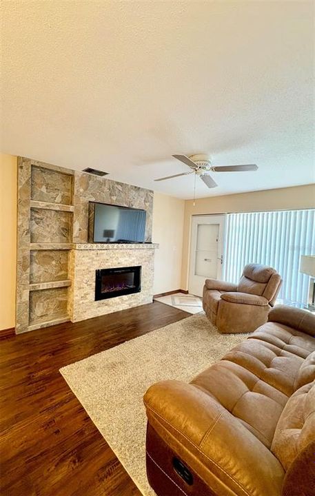 For Rent: $1,295 (2 beds, 1 baths, 825 Square Feet)