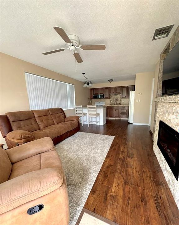 For Rent: $1,295 (2 beds, 1 baths, 825 Square Feet)