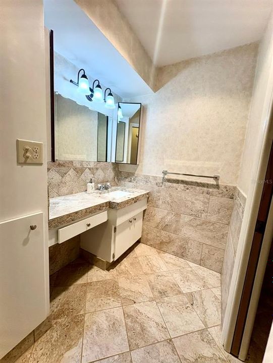 For Rent: $1,295 (2 beds, 1 baths, 825 Square Feet)