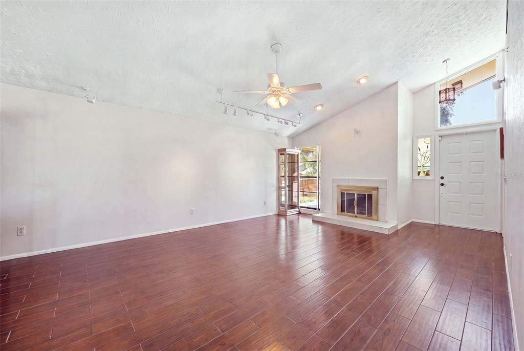 For Sale: $364,000 (3 beds, 2 baths, 1593 Square Feet)