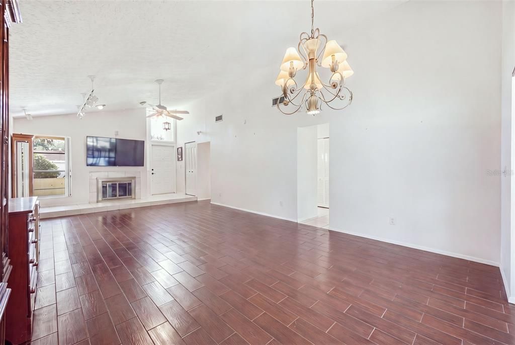 For Sale: $364,000 (3 beds, 2 baths, 1593 Square Feet)