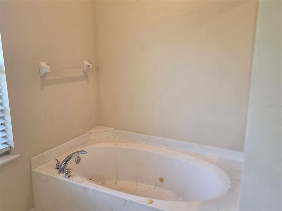 For Sale: $385,000 (4 beds, 2 baths, 2484 Square Feet)