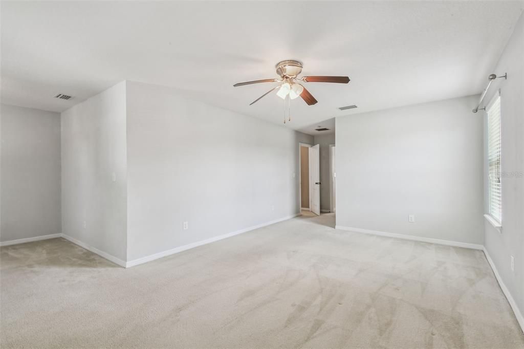 For Rent: $2,950 (4 beds, 2 baths, 2731 Square Feet)