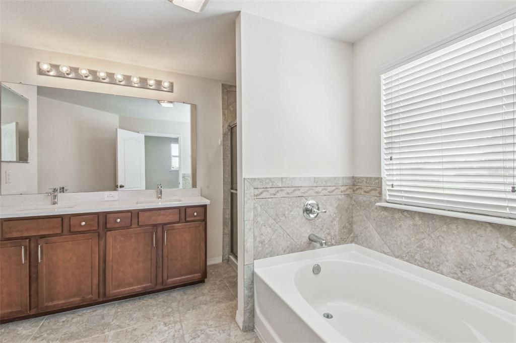 For Rent: $2,950 (4 beds, 2 baths, 2731 Square Feet)