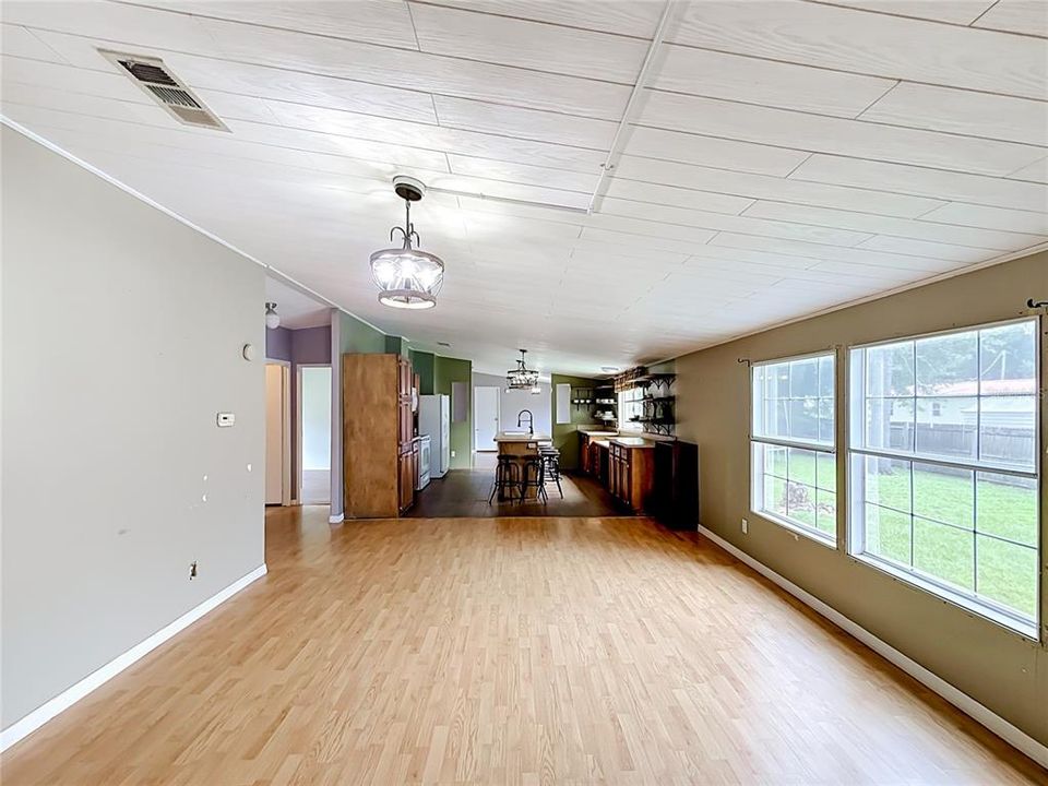 For Sale: $197,500 (5 beds, 3 baths, 2280 Square Feet)