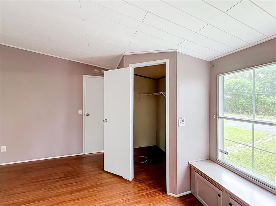 For Sale: $197,500 (5 beds, 3 baths, 2280 Square Feet)