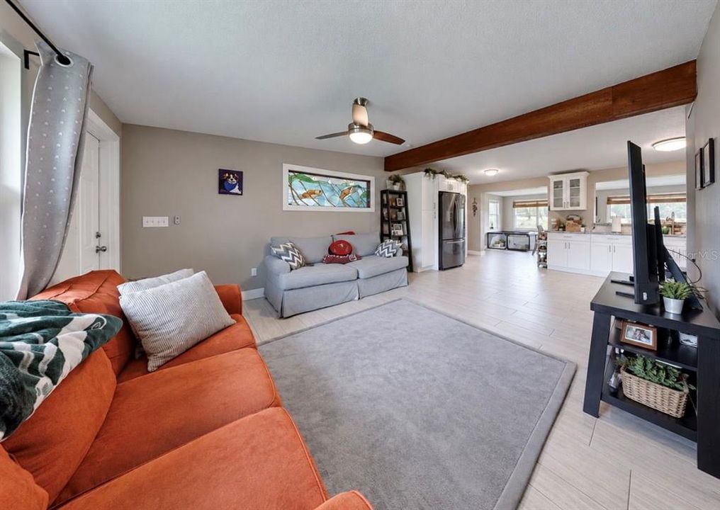 For Sale: $392,500 (3 beds, 2 baths, 1286 Square Feet)