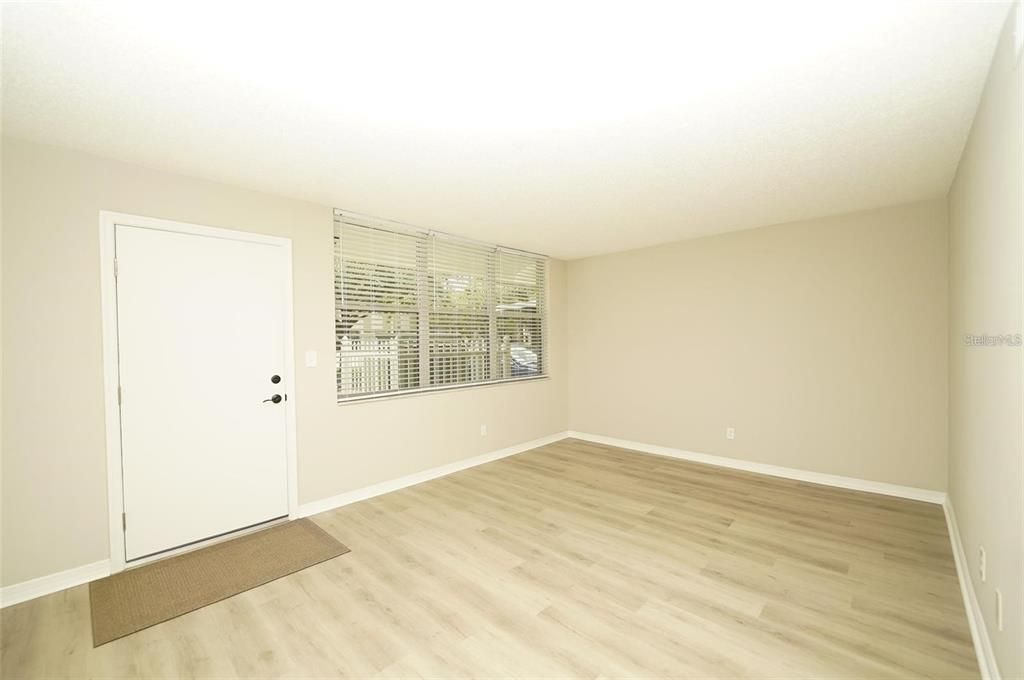 For Sale: $129,500 (1 beds, 1 baths, 790 Square Feet)